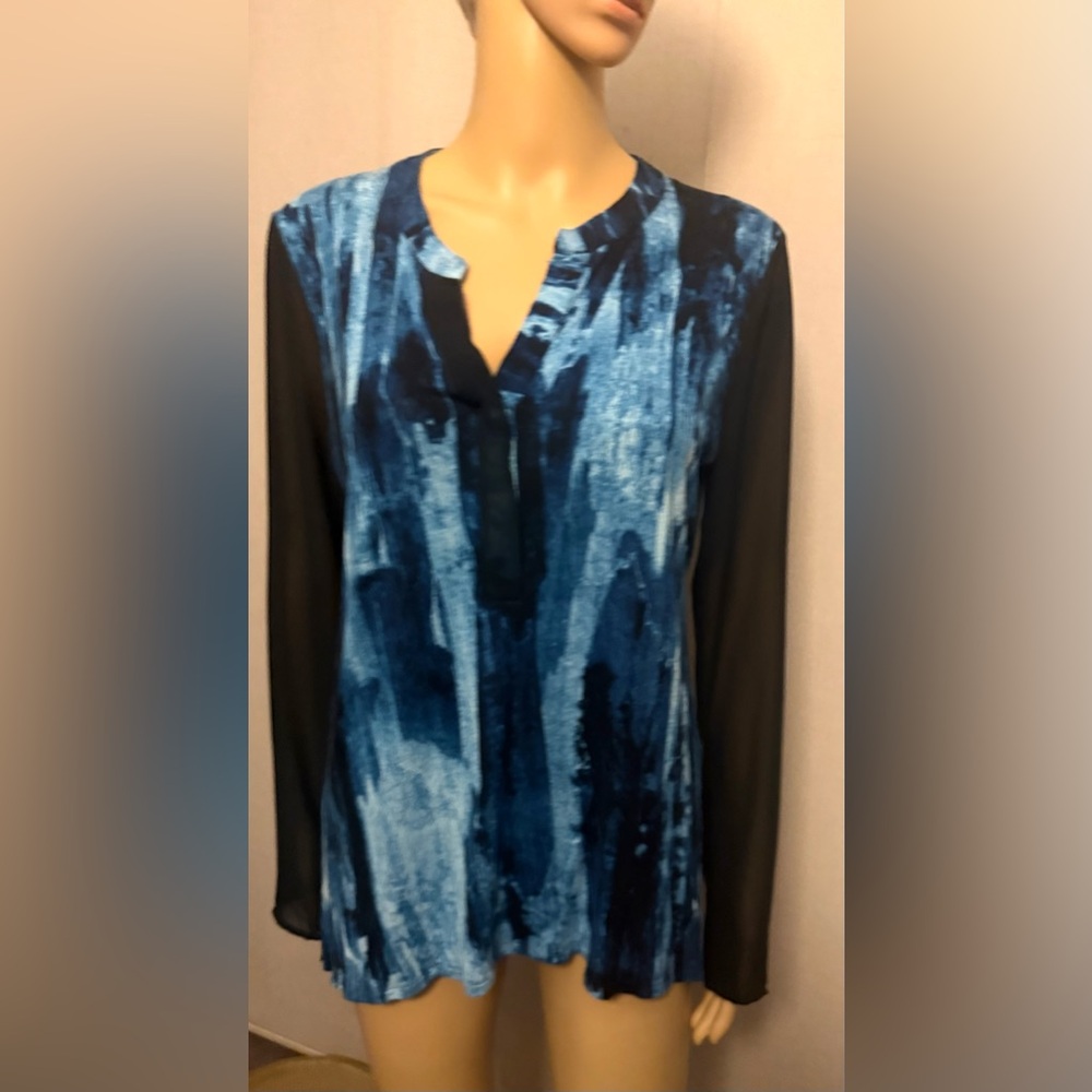 Simply Vera Vera Wang long-sleeve tunic blouse w/blue patterned front. Sz.M